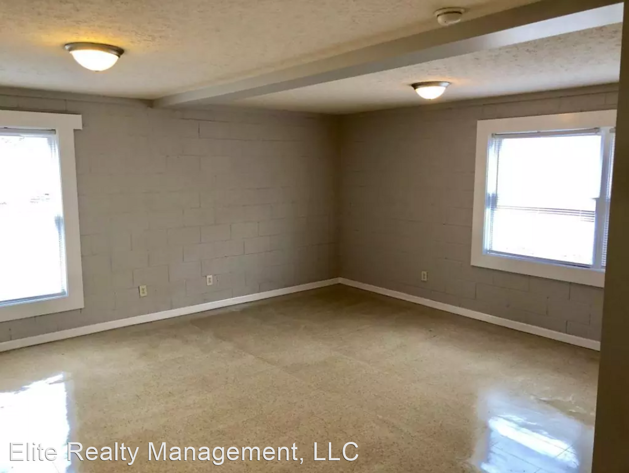 927 Jackson St - Photo 2 of 7