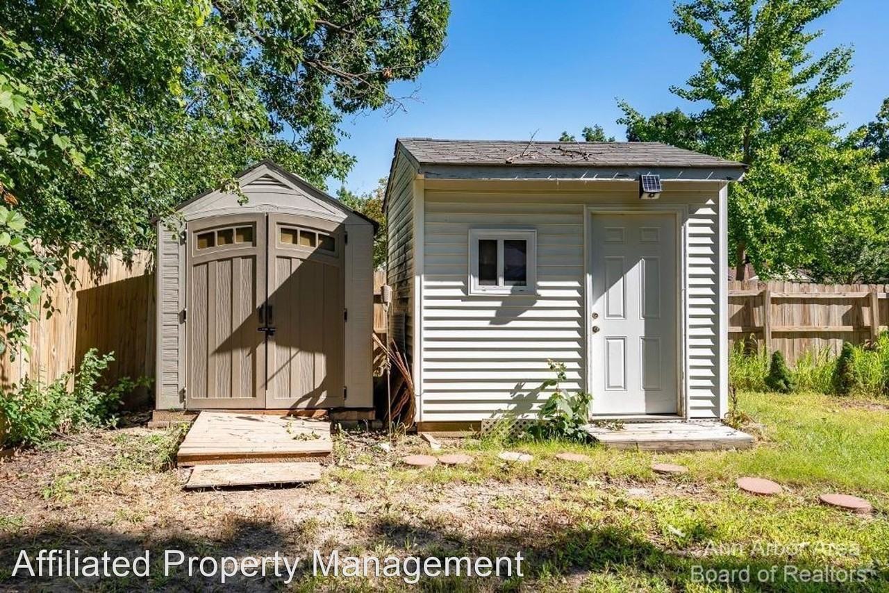 2163 Hemlock Dr - Photo 2 of 14