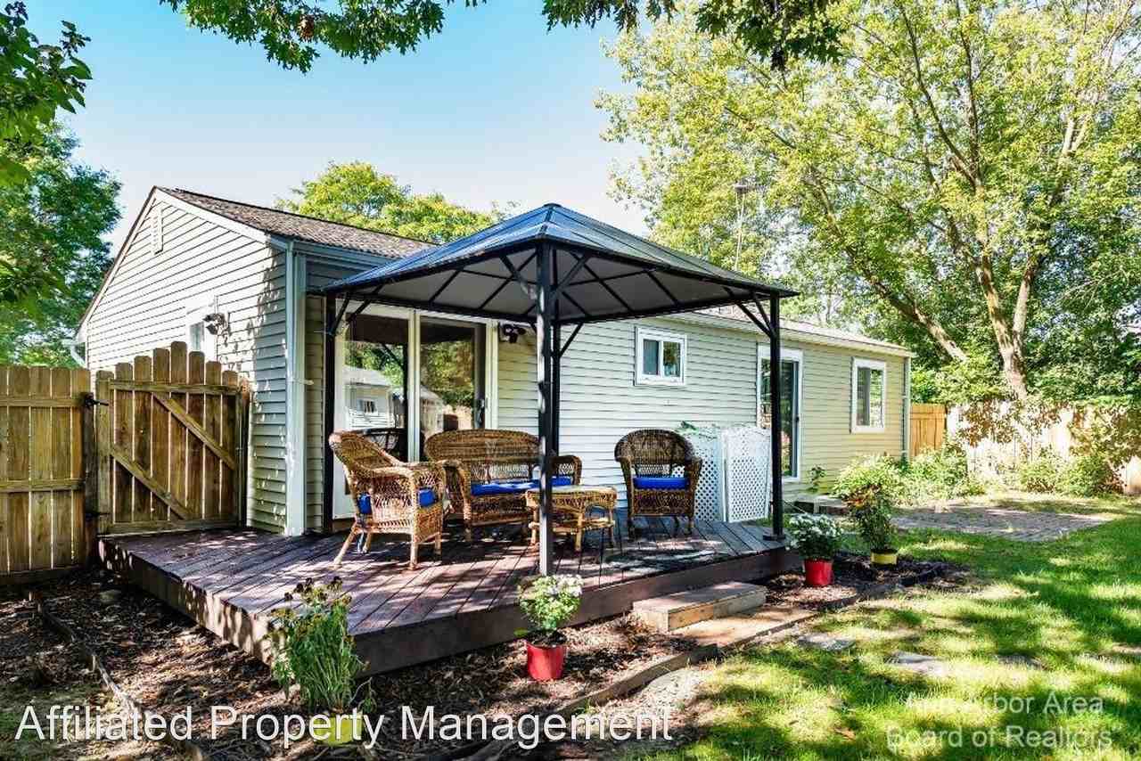 2163 Hemlock Dr - Photo 3 of 14