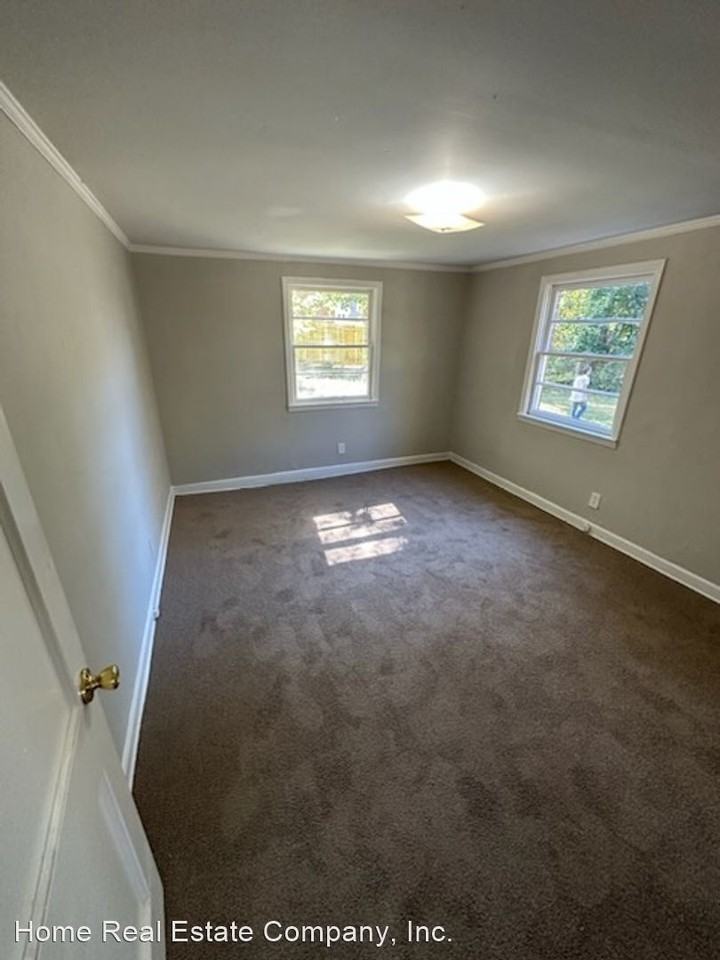 820 W 8th St - Photo 2 of 7