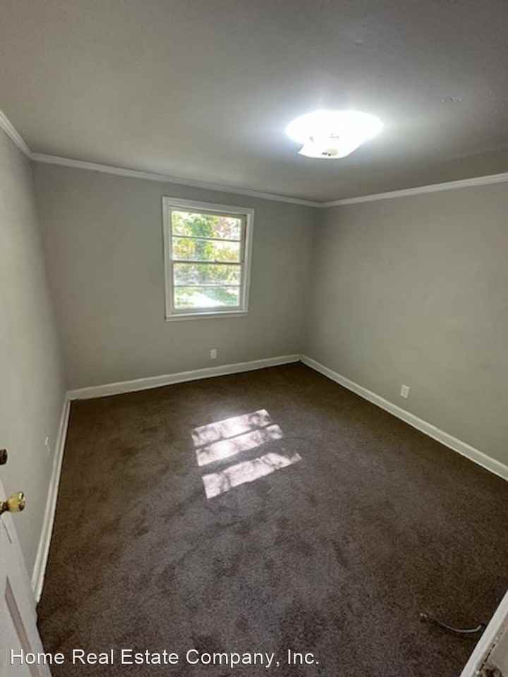 820 W 8th St - Photo 3 of 7