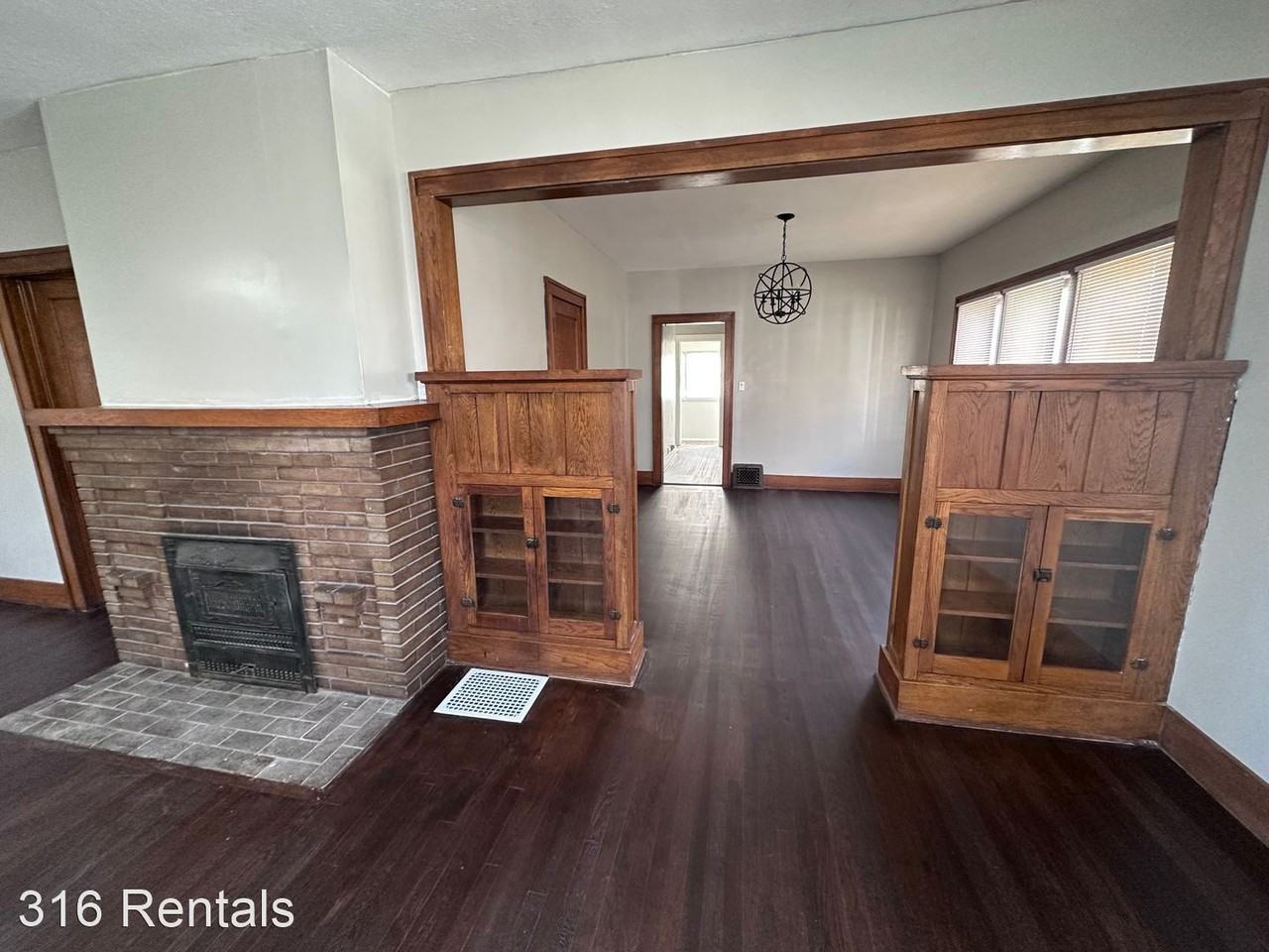 1047 N Waco Ave - Photo 2 of 16