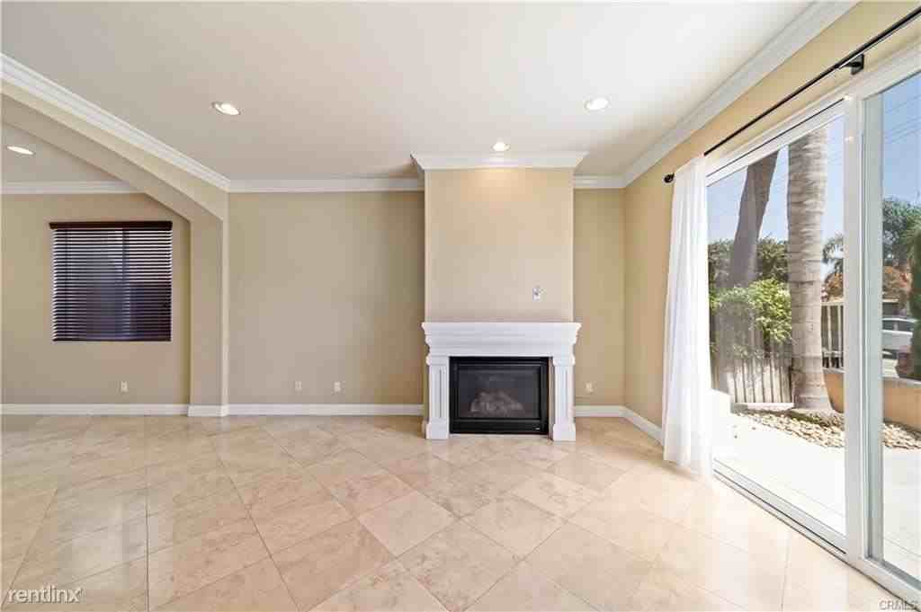 1207 Delaware St - Photo 2 of 10