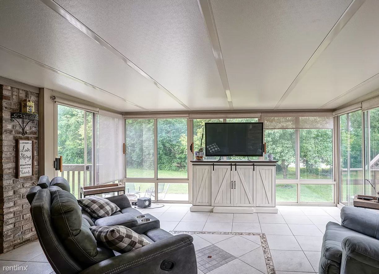 2818 Locust Dr - Photo 3 of 5