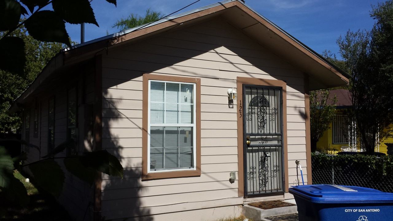 123 Wilmot St - Photo 2 of 8