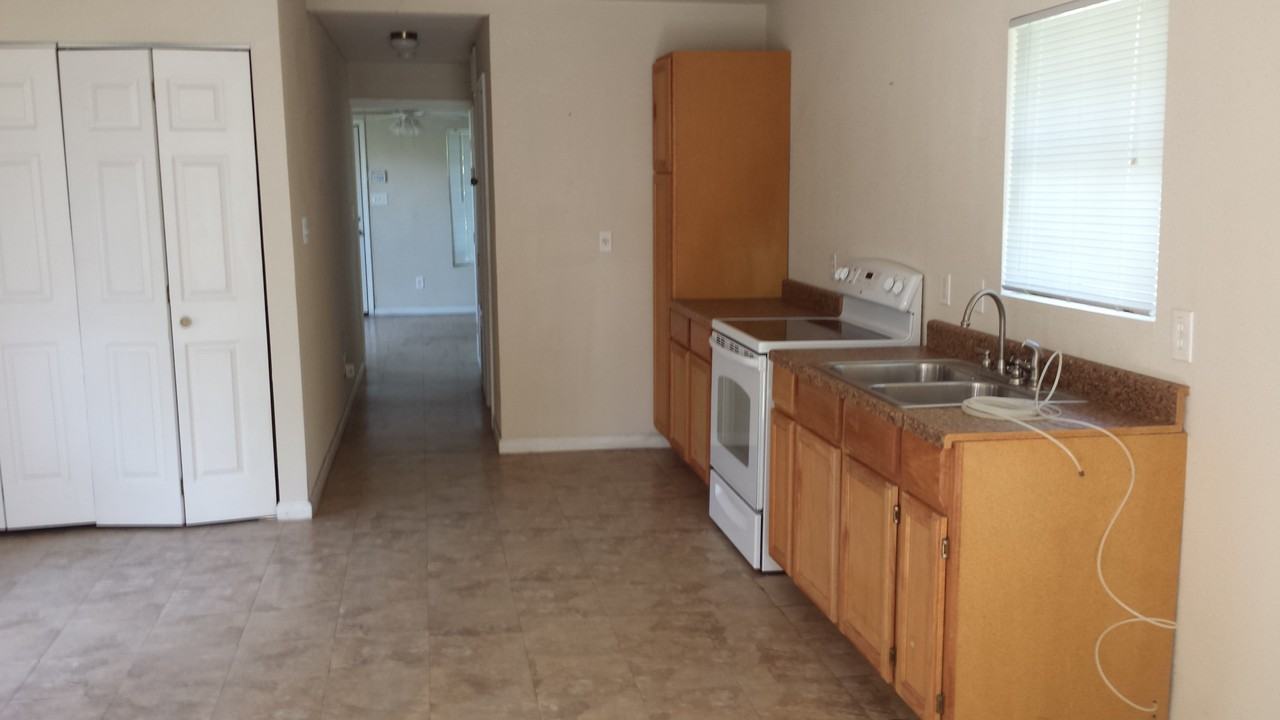 123 Wilmot St - Photo 3 of 8