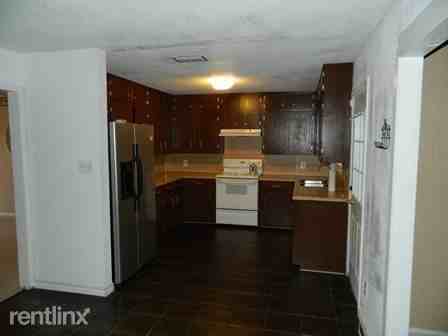 205 Circle Dr - Photo 3 of 9