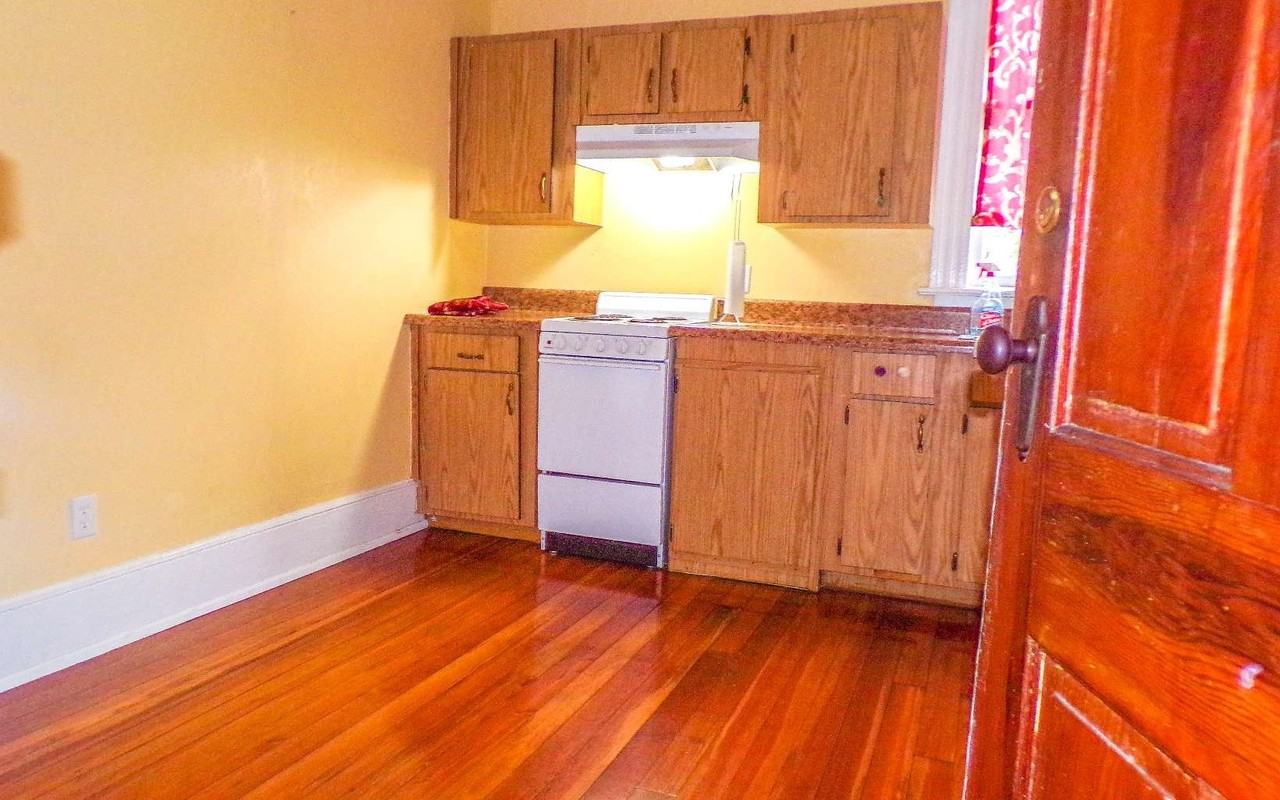 196 Se Camp St - Photo 3 of 5