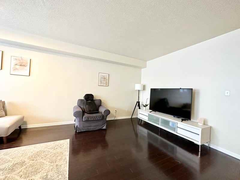 125 Battersea Cres - Photo 3 of 14