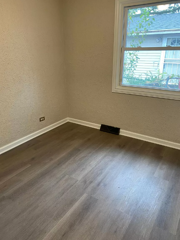 16136 Marshfield Ave - Photo 3 of 8