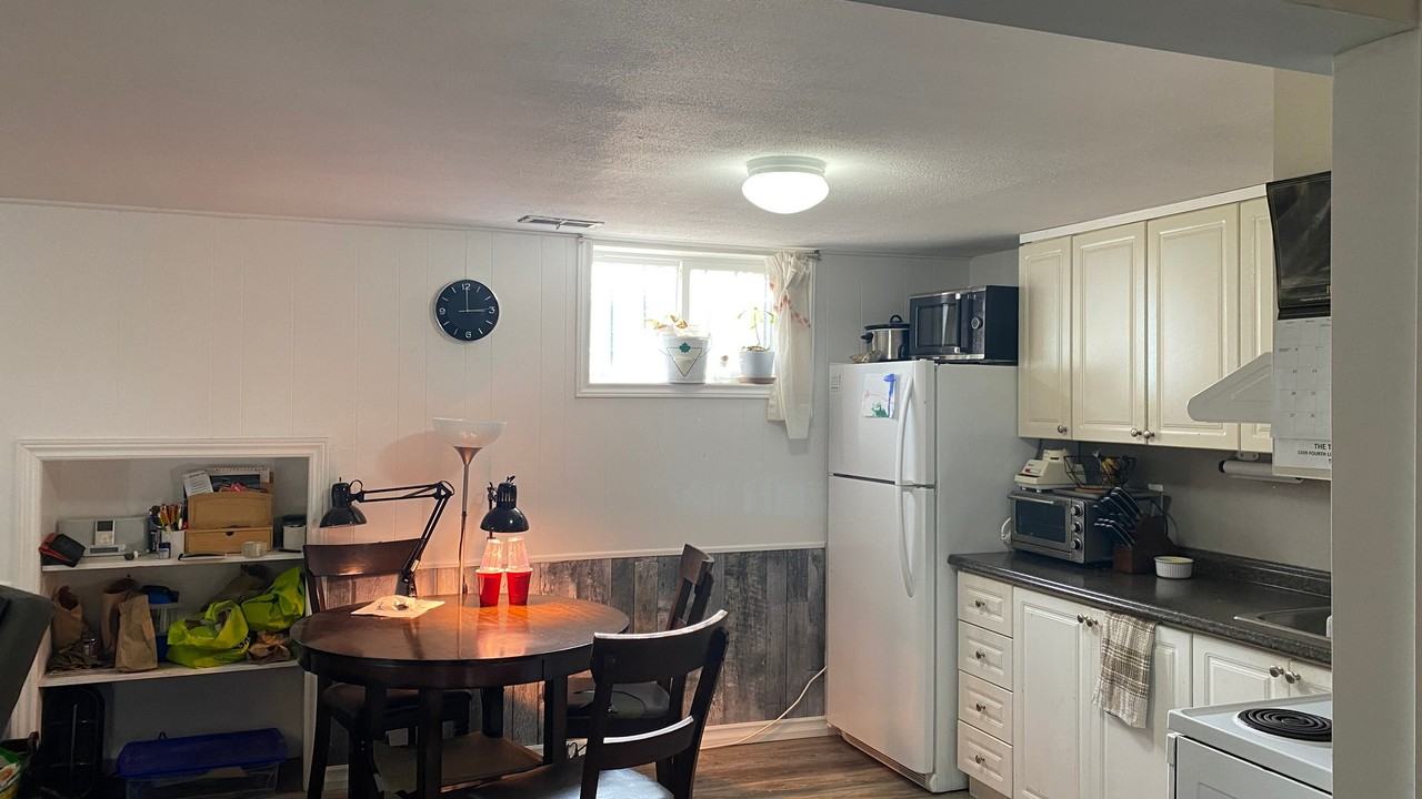 822 Roxborough Avenue - Photo 6 of 10