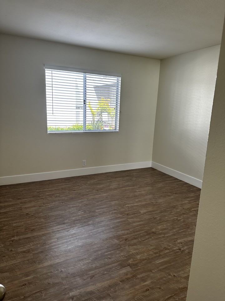 Newport Seacrest Apartments - Photo 5 of 27