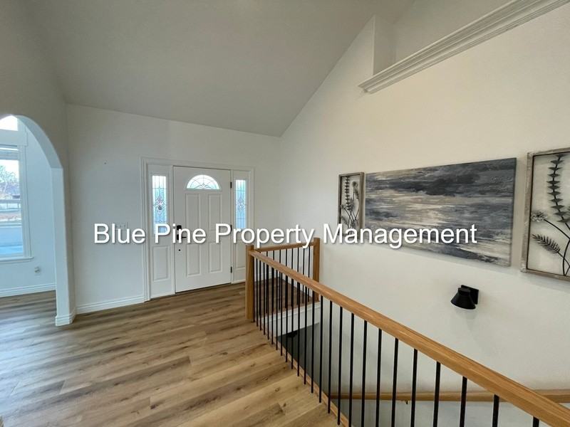 2710 Eastview Dr - Photo 2 of 25