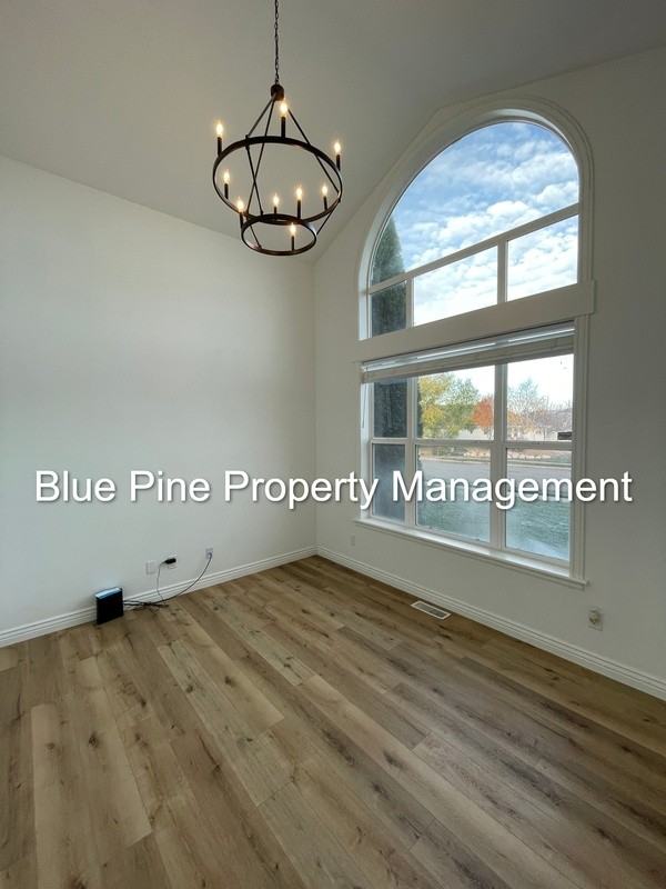 2710 Eastview Dr - Photo 3 of 25