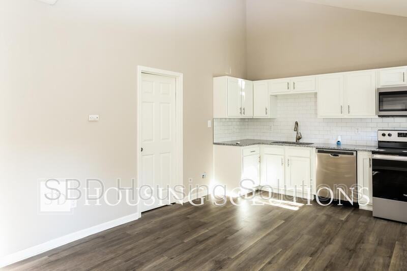 1401 S Hedges Ave - Photo 2 of 11