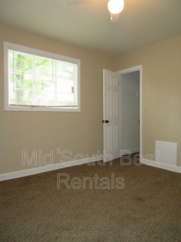 1568 Michael St - Photo 4 of 8