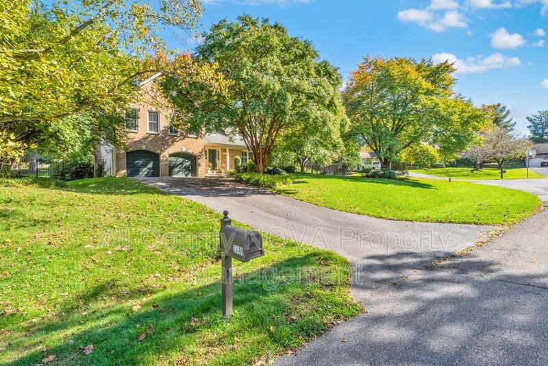 13409 Montvale Dr - Photo 2 of 43