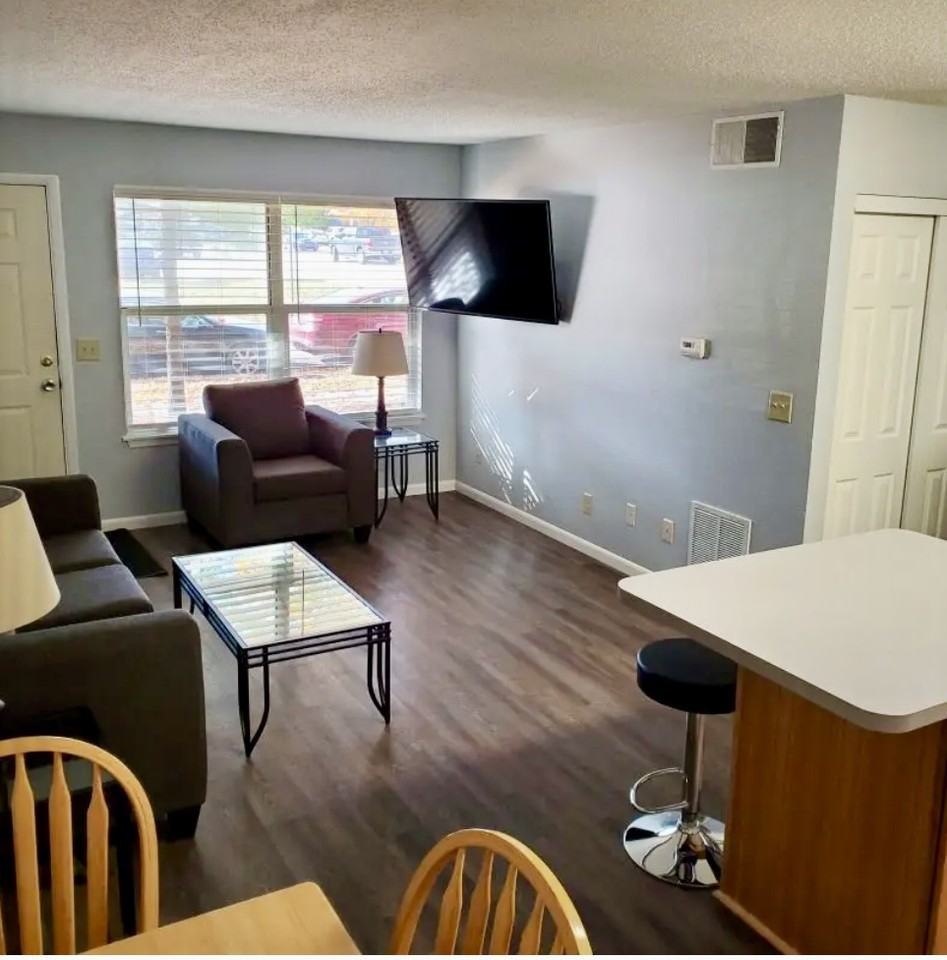 1010 1010 West Springfield AvenueBailey Apartments - Photo 2 of 11