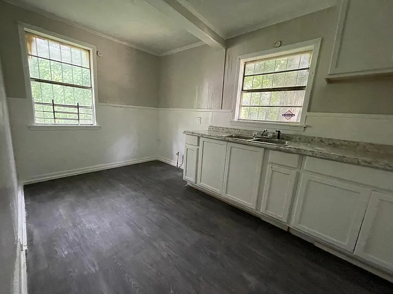 450 Derrick St #1 - Photo 2 of 5