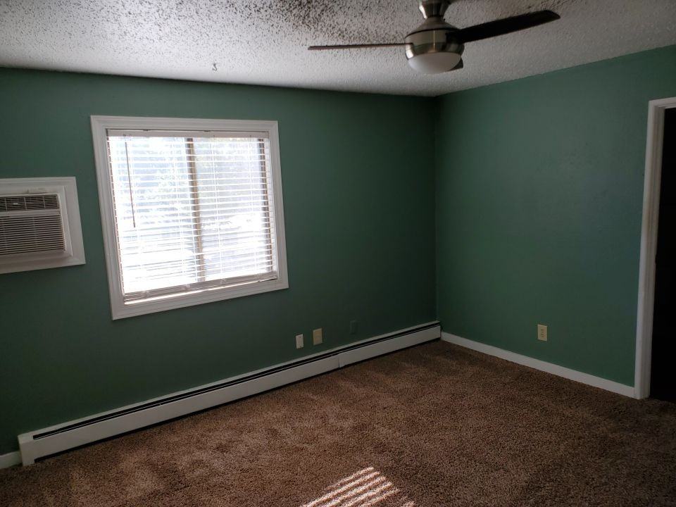 2040 Burnstead Dr - Photo 3 of 4