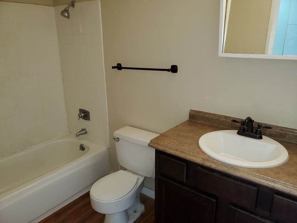 2040 Burnstead Dr - Photo 4 of 4
