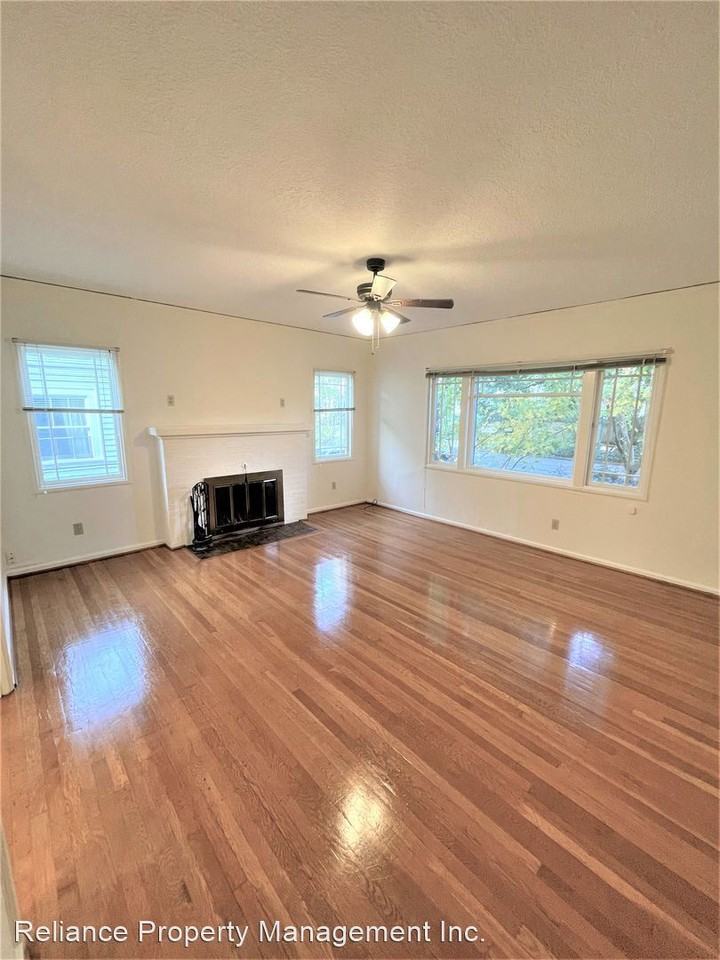 2303 NE 12th Ave. - Photo 3 of 13