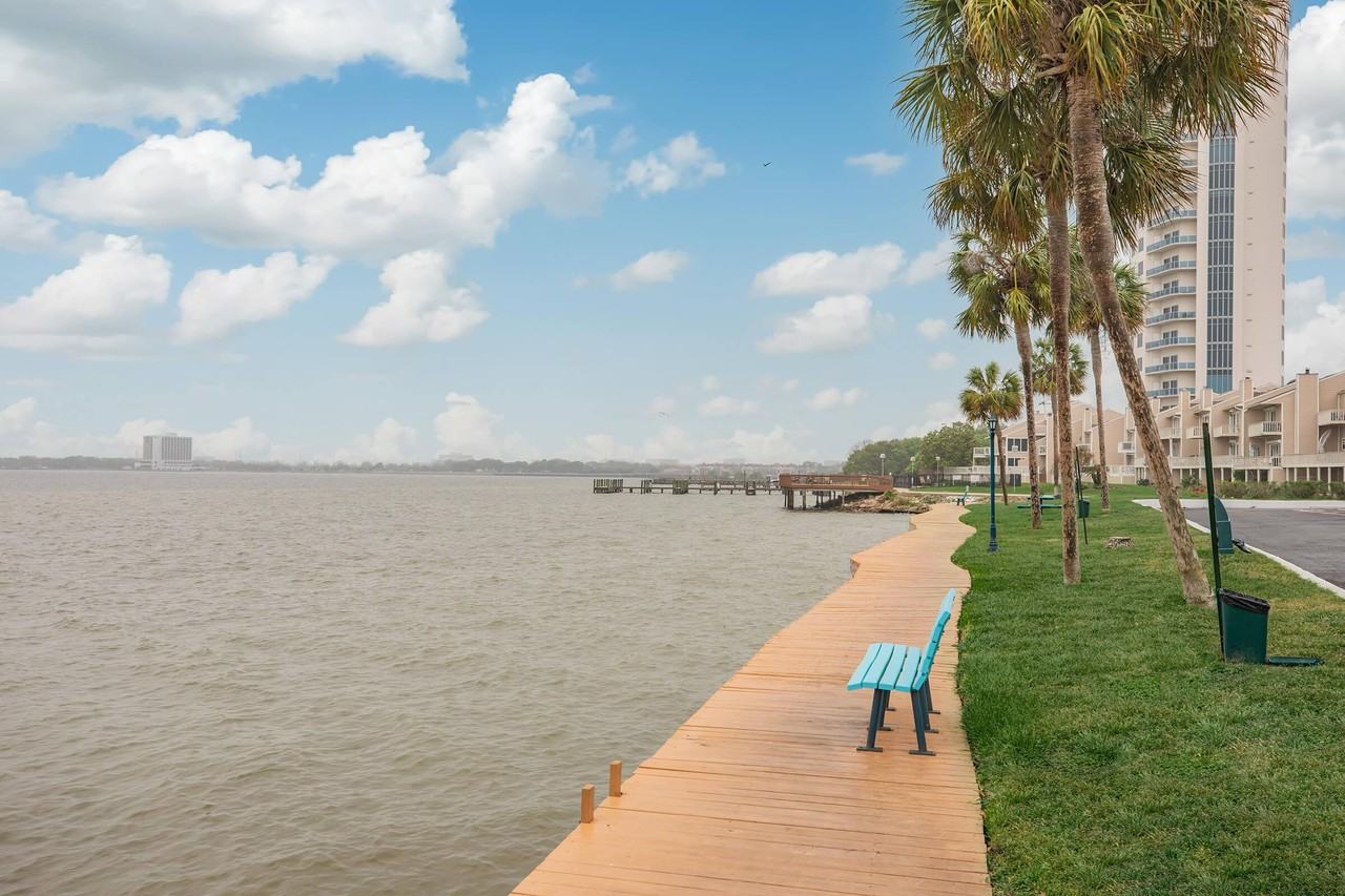 Encore on the Bay Apartments - Photo 4 of 45