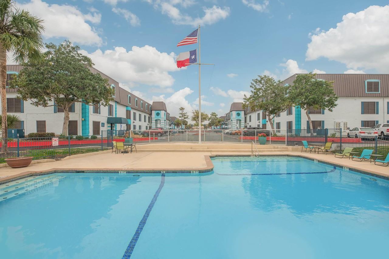 Encore on the Bay Apartments - Photo 7 of 45