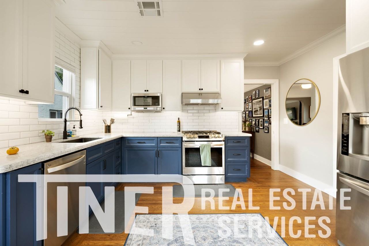 2583 Freeport Blvd - Photo 3 of 25