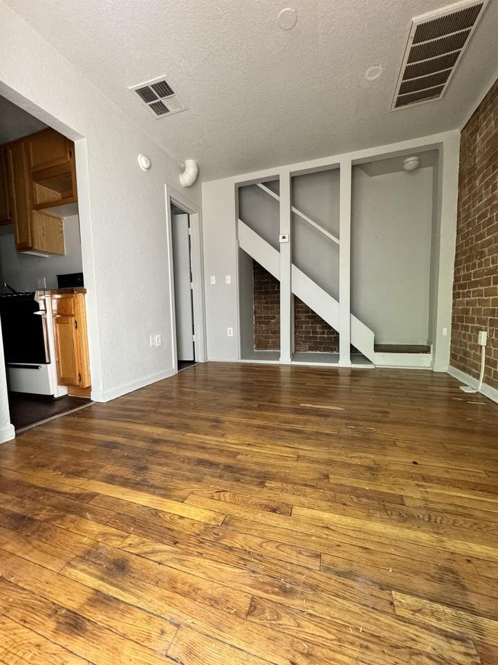 512 W Fillmore St #03 - Photo 3 of 36