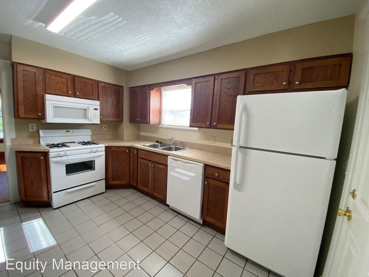 131 Townsend Ave - Photo 3 of 19