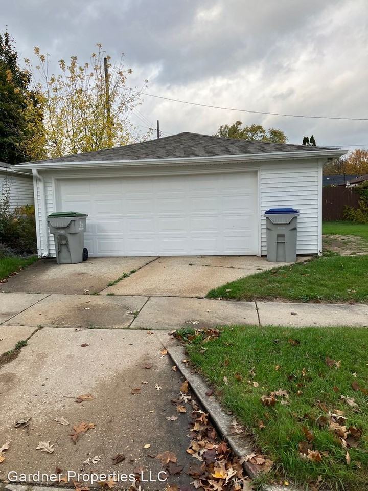 6851 N 40th St - Photo 3 of 10