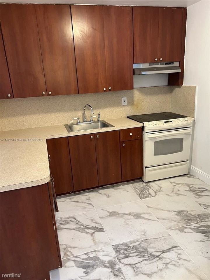 416 S 62nd Ter - Photo 2 of 10