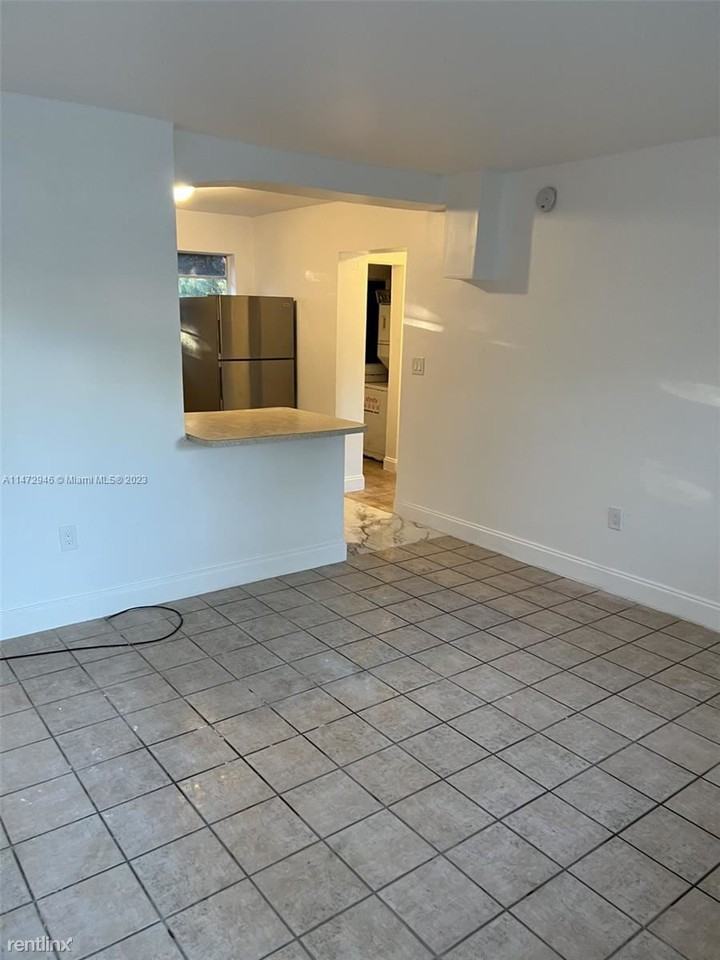 416 S 62nd Ter - Photo 3 of 10