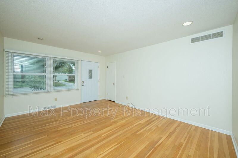 5707 Nw 66th Ave - Photo 3 of 20