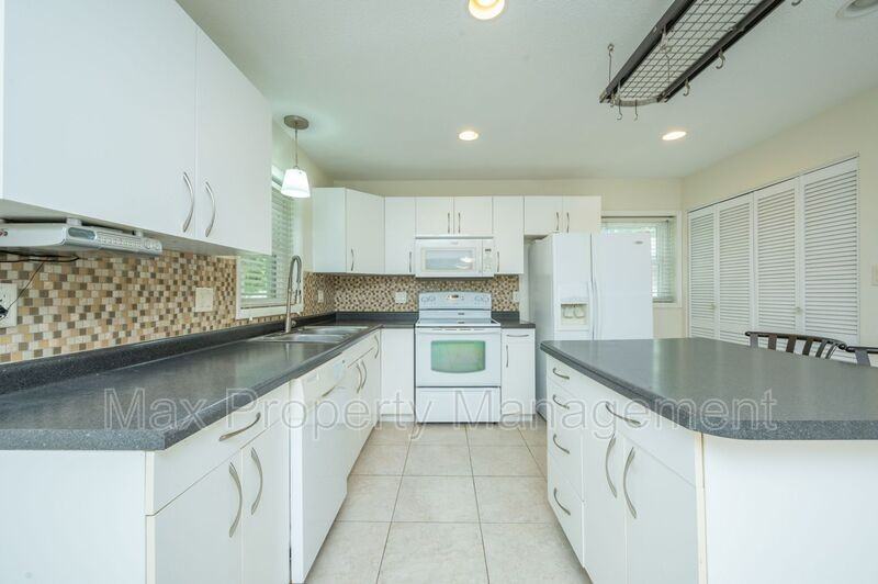 5707 Nw 66th Ave - Photo 4 of 20