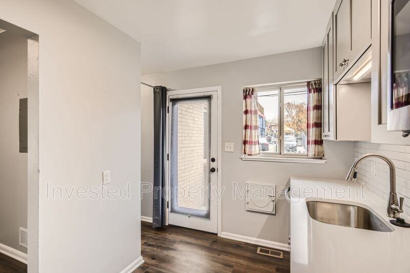 2442 S Corona St - Photo 5 of 11