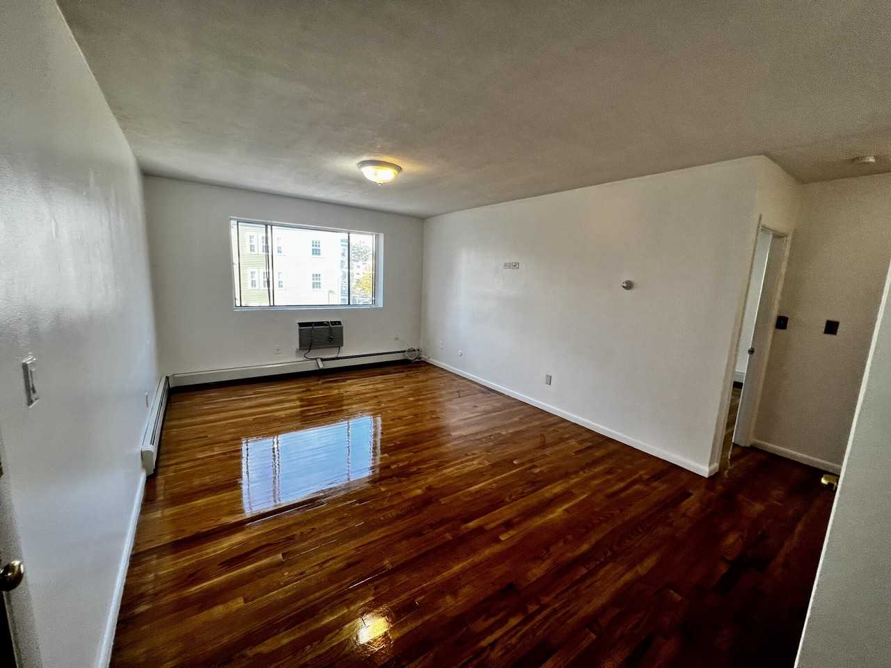 155 Williams St #18 - Photo 3 of 7