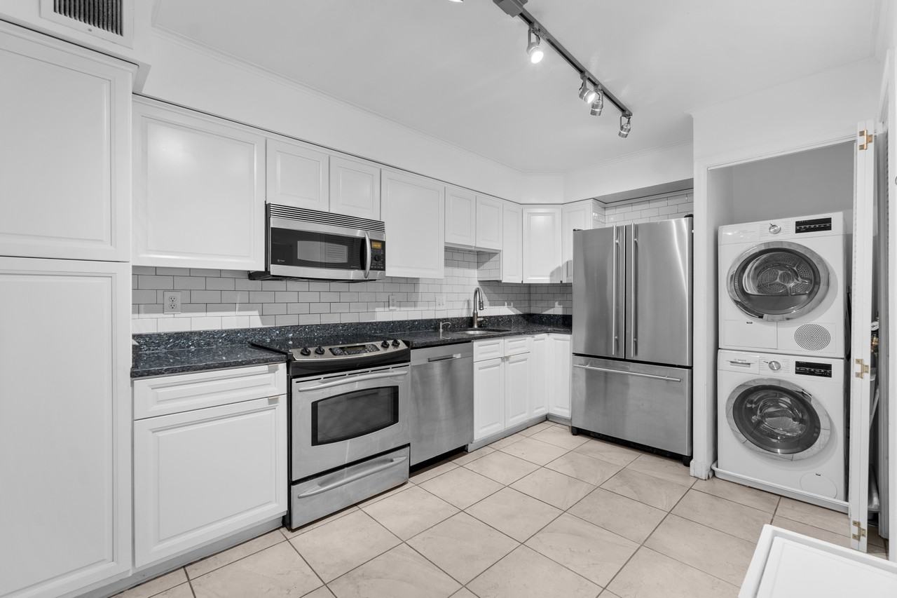 1077 30th St Nw #304 - Photo 7 of 21
