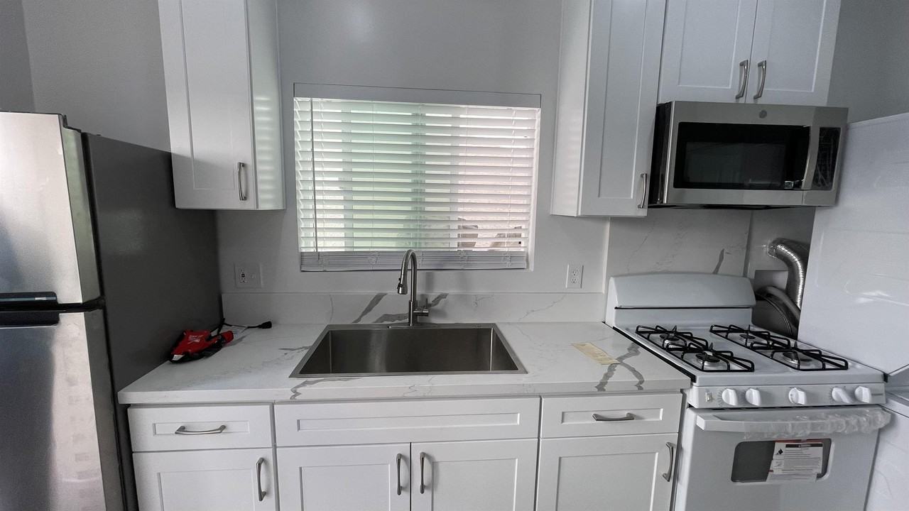 4354 W 138th St #D - Photo 3 of 25