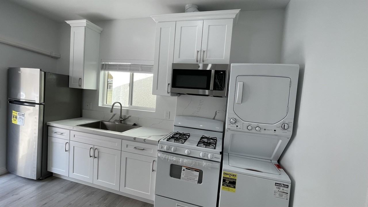 4354 W 138th St #D - Photo 4 of 25