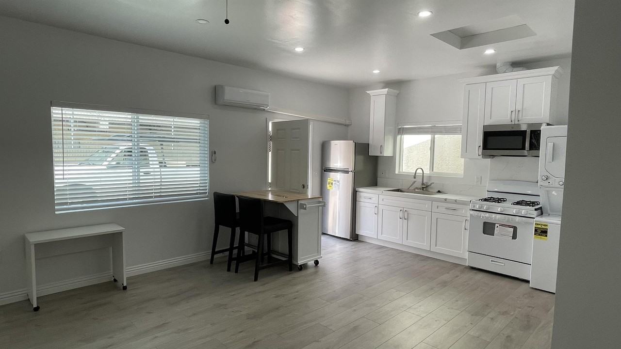 4354 W 138th St #D - Photo 7 of 25