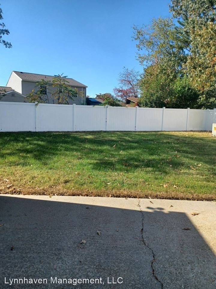637 Bishop Dr - Photo 3 of 24