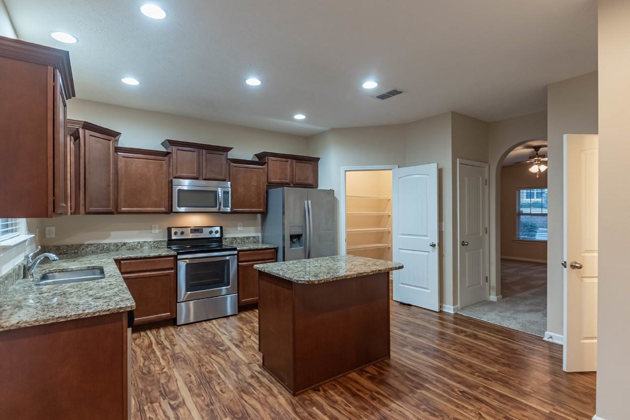 1512 Sprucedale Dr - Photo 3 of 15