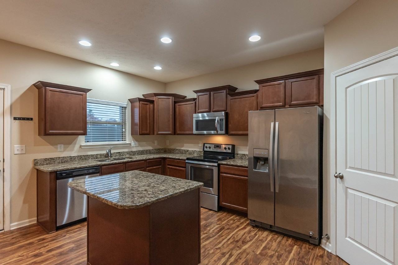 1512 Sprucedale Dr - Photo 4 of 15