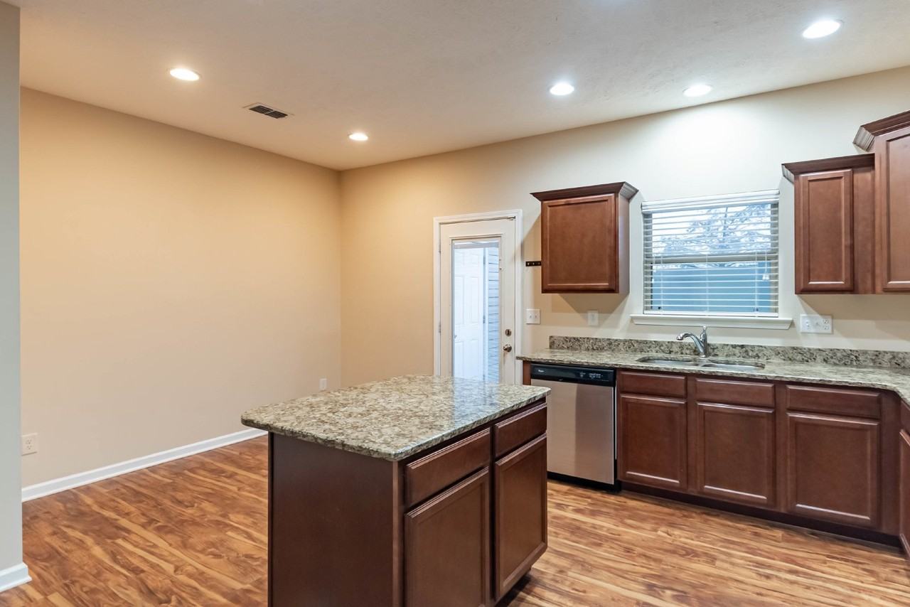 1512 Sprucedale Dr - Photo 5 of 15