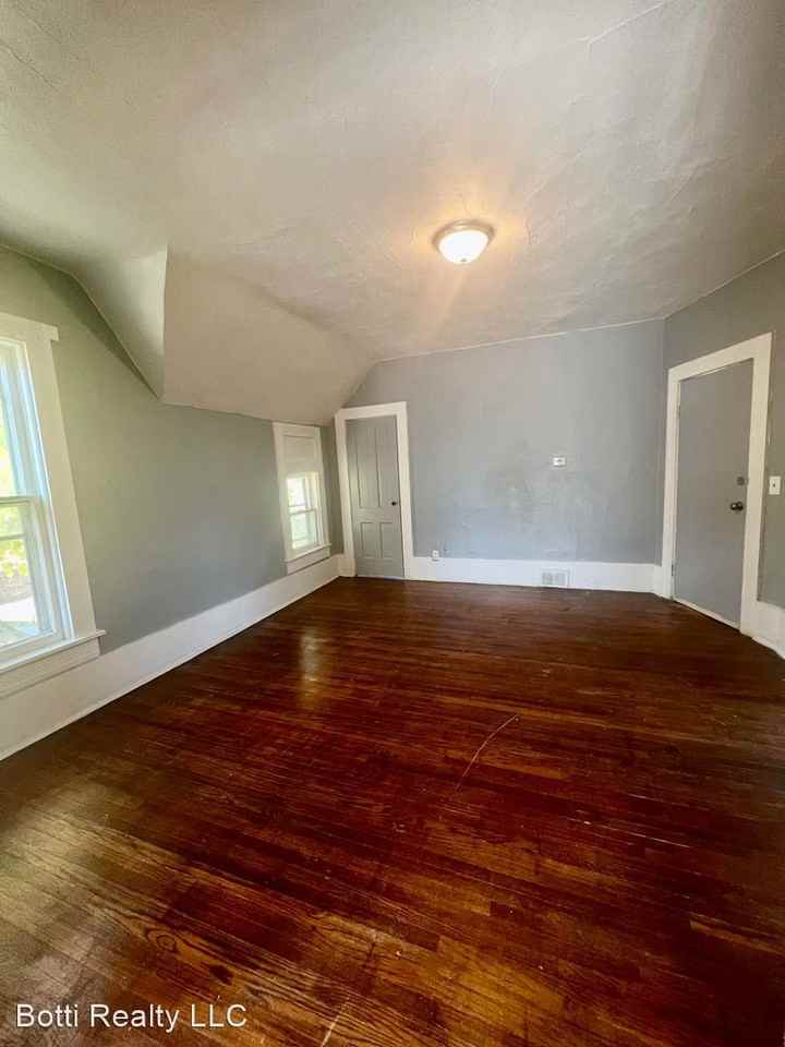 1510 8th Ave - Photo 3 of 7