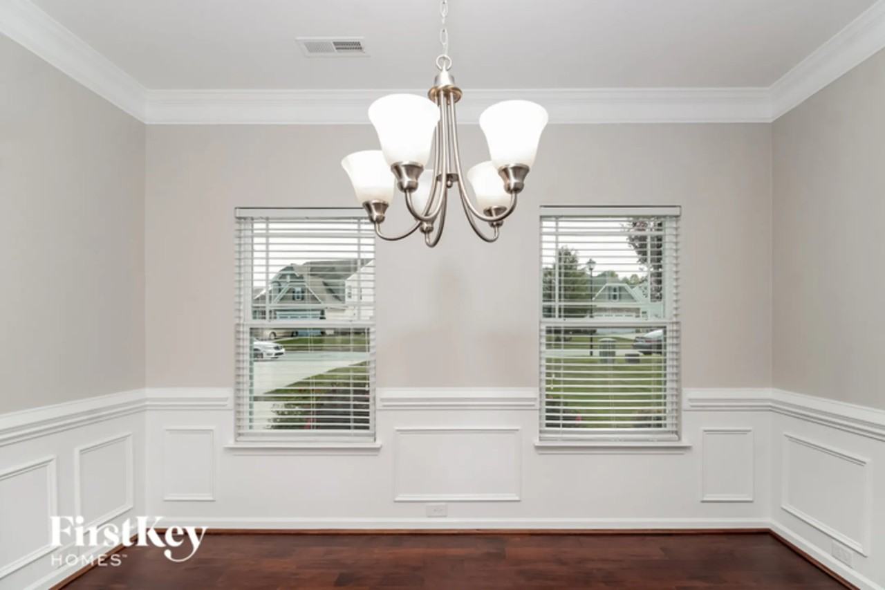 2675 Lamplight Cir - Photo 2 of 12