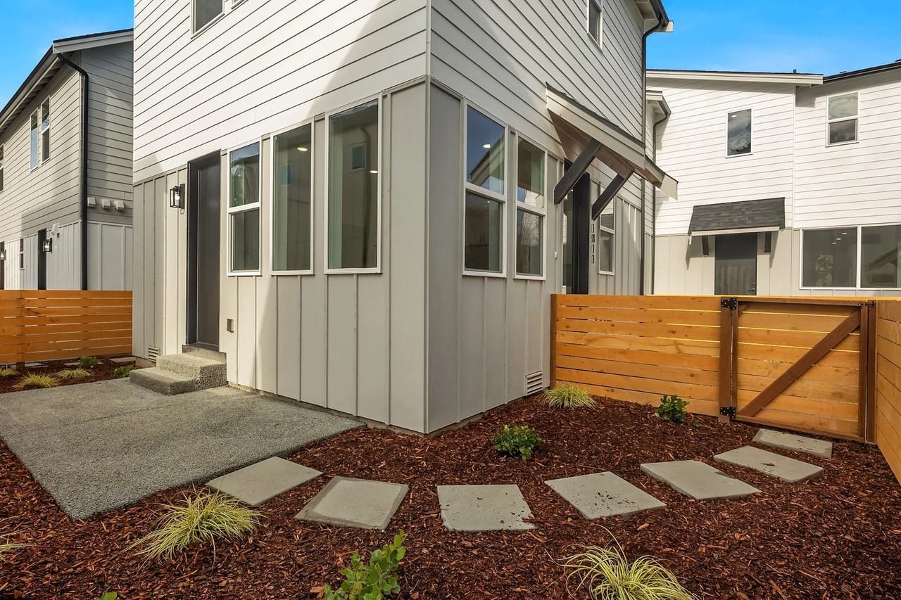 1813 N 105th St - Photo 2 of 10