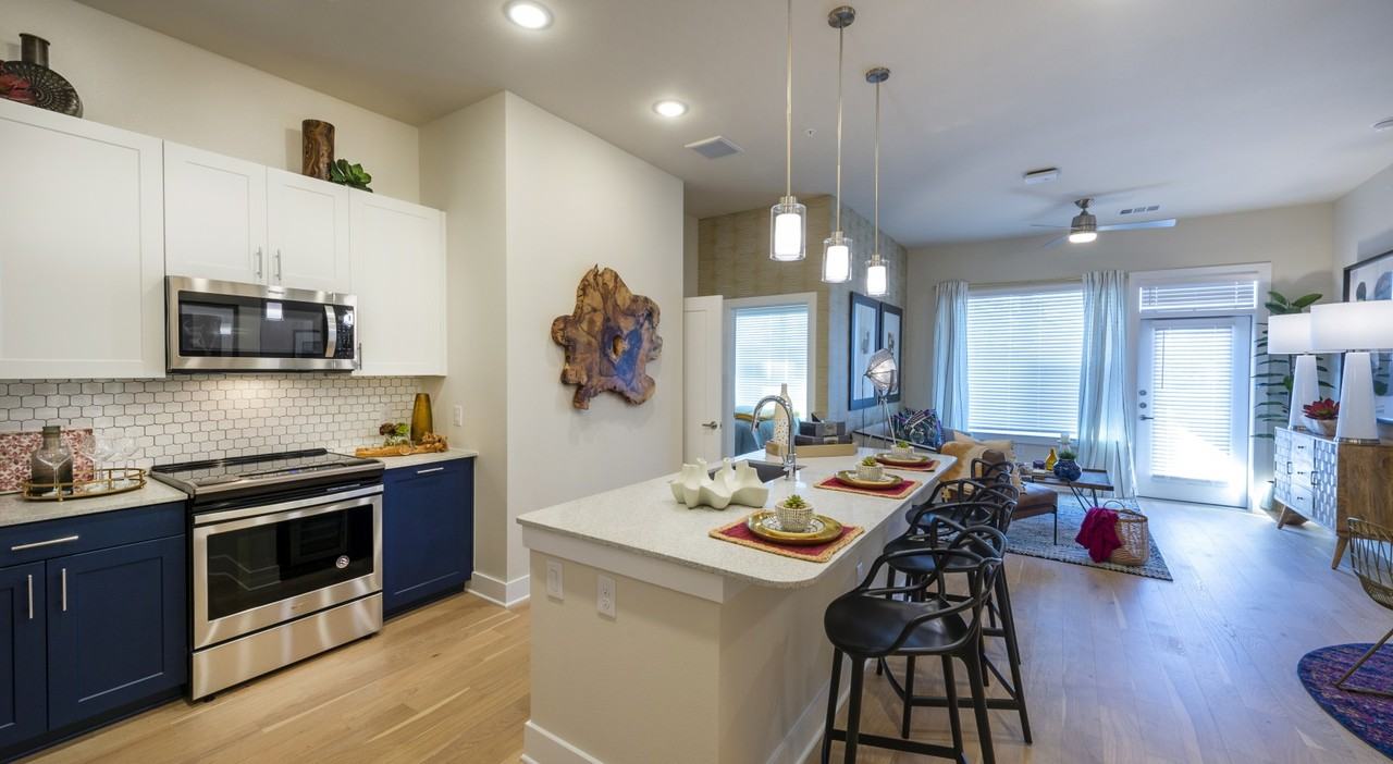 556 W 19th St - Photo 2 of 34